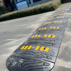 Verkeersdrempel vrachtwagens 7 cm hoog complete set